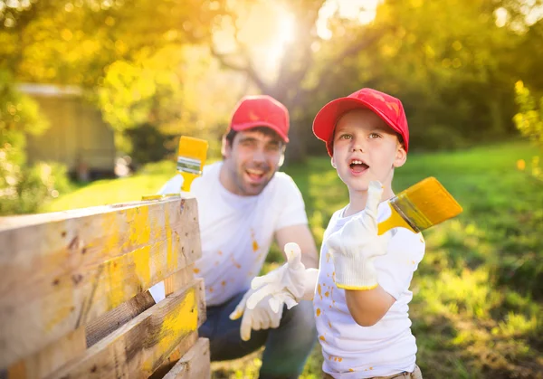 Vader en zoon schilderij houten hek — Stockfoto