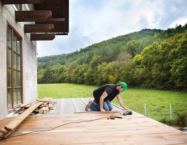 Handyman che lavora con perforatrice — Foto Stock