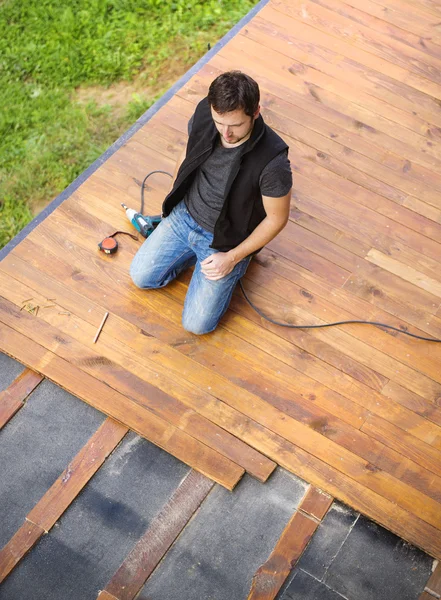 Homme à tout faire travaillant avec une perceuse — Photo