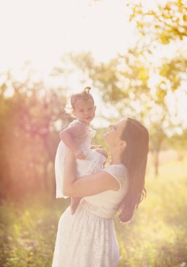 Anne ile kızı eğleniyor