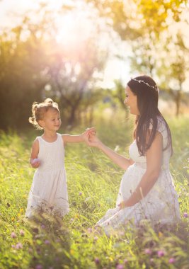 Anne ile kızı eğleniyor