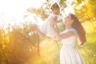 Anne ile kızı eğleniyor