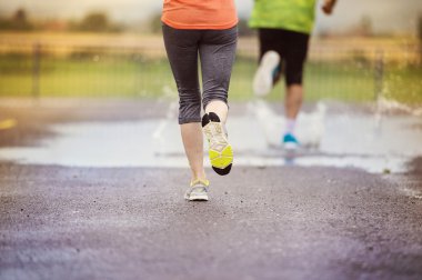 Çift Jogging yağmurda vardır.