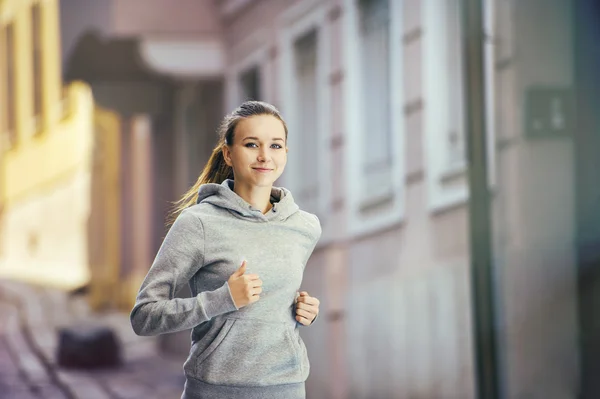 Läuferin joggt in der Stadt. — Stockfoto