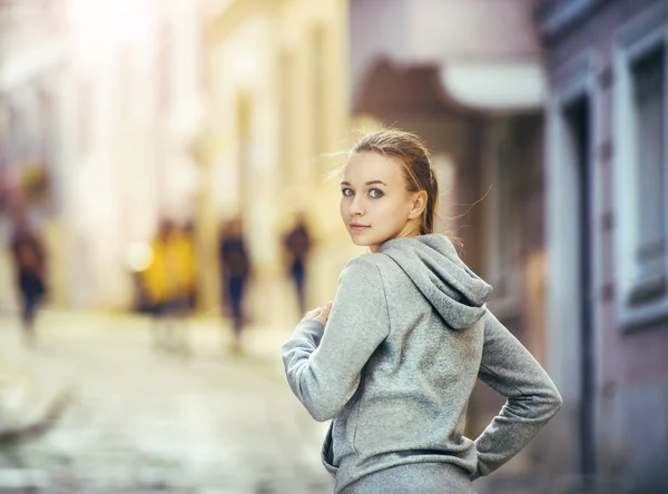 Corredor femenino corriendo en la ciudad . — Foto de Stock