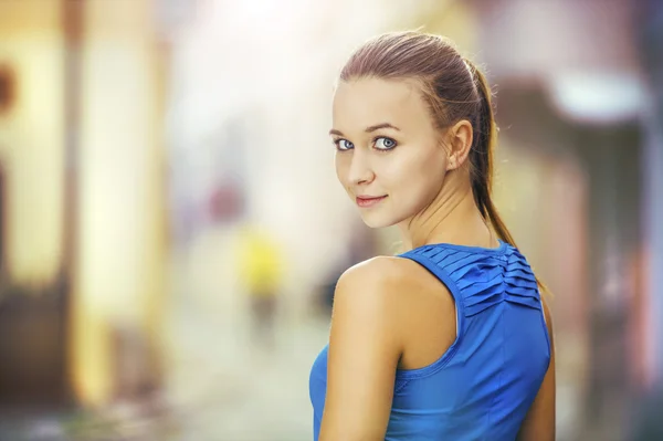 Vrouwelijke atleet joggen in de stad. — Stockfoto