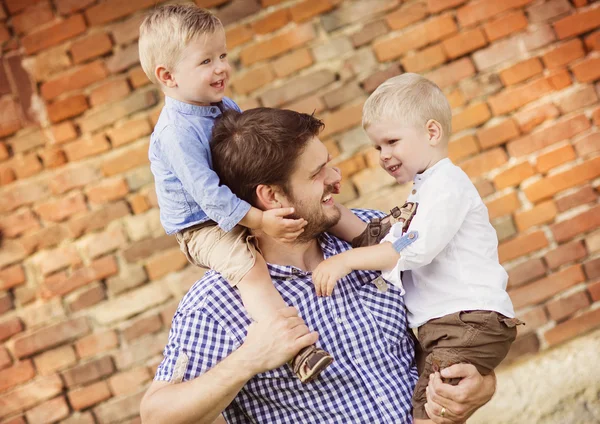Far med sina två små söner ha kul — Stockfoto