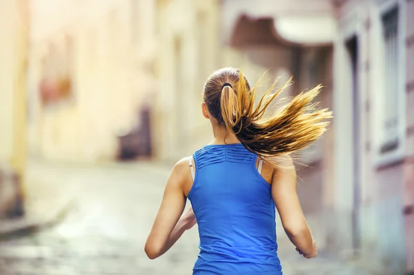 Corredor femenino corriendo en la ciudad . — Foto de Stock