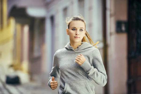Läuferin joggt in der Stadt. — Stockfoto