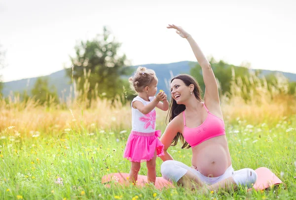 Wanita dengan putrinya melakukan latihan — Stok Foto