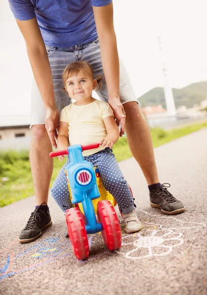 Pai com a filha de bicicleta — Fotografia de Stock