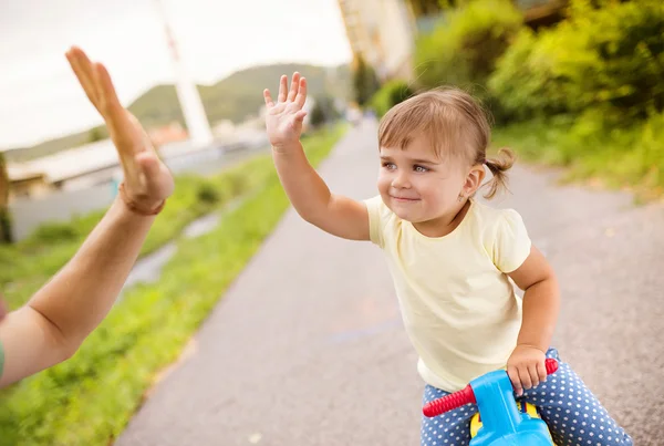 Flickan gör hög fem med sin pappa — Stockfoto