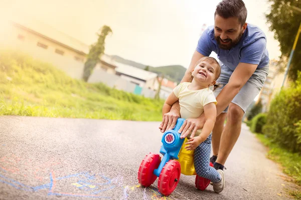 Padre con sua figlia in bicicletta — Foto Stock