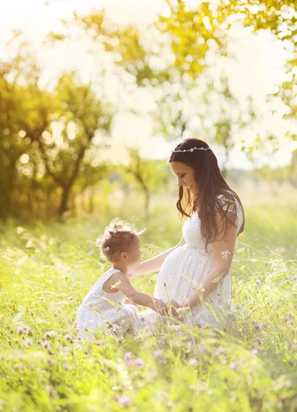 Fille avec sa mère passer du temps — Photo