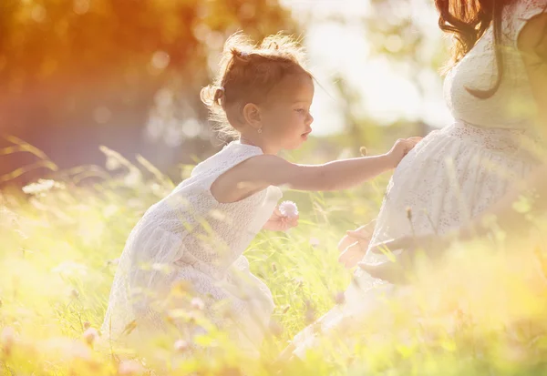 Flicka med sin mamma umgås — Stockfoto