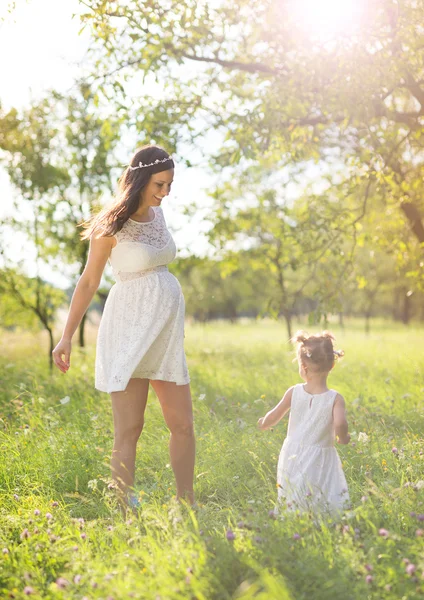 Mère avec sa fille s'amuser — Photo