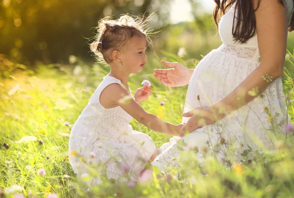 Flicka med sin mamma umgås — Stockfoto