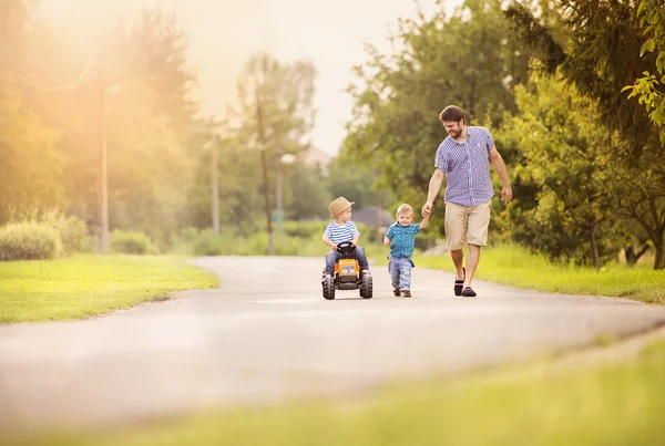 Padre con sus dos hijos pequeños divertirse en el camino — Foto de Stock