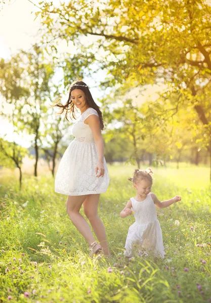 Mamma med dotter ha kul — Stockfoto