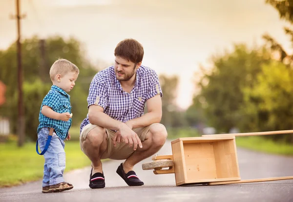 Père parlant avec son fils — Photo