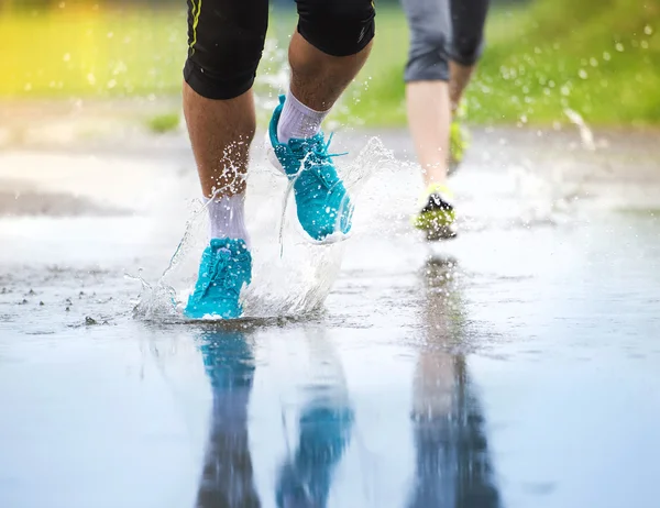 Para są Jogging w deszczu. — Zdjęcie stockowe