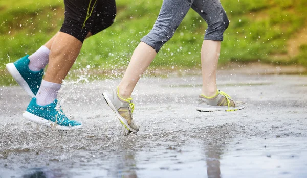 Casal estão Jogging na chuva . — Fotografia de Stock