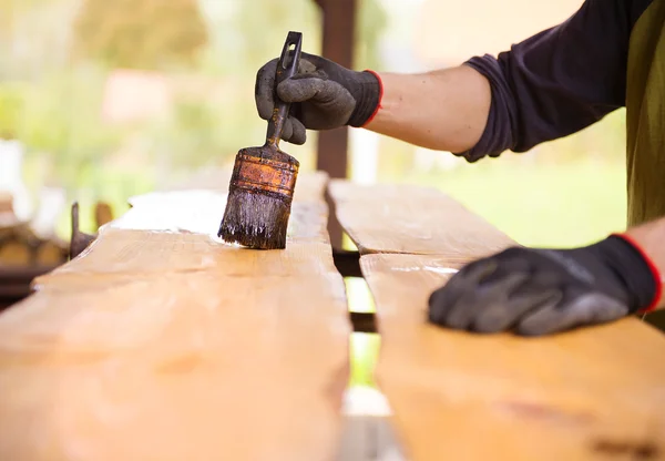 松の木の板のニスを塗る手 — ストック写真
