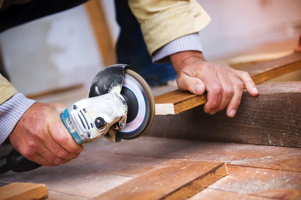 Manos moliendo tablones de madera — Foto de Stock