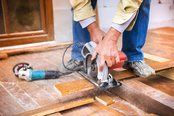 Manos moliendo tablones de madera — Foto de Stock