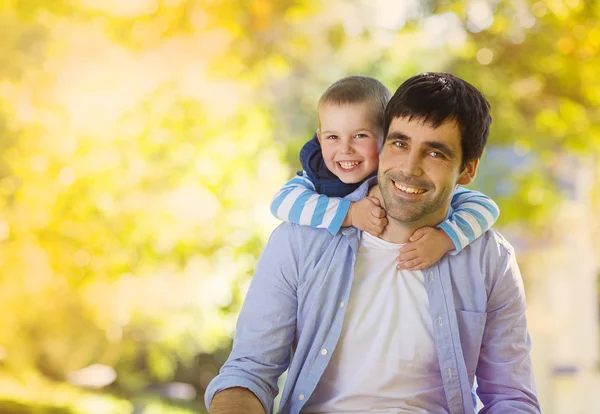 Pai com filho abraçando no parque — Fotografia de Stock