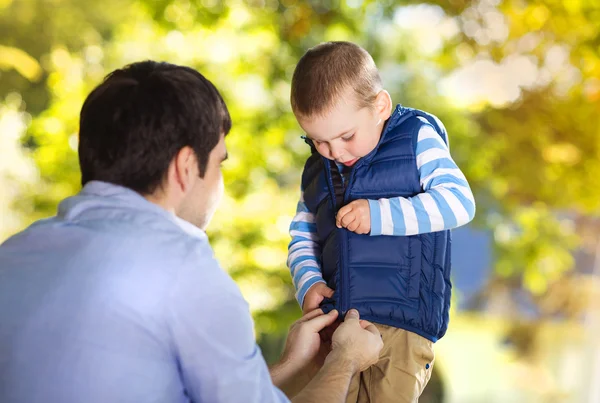 Baba ve oğul birlikte vakit geçiriyorlar. — Stok fotoğraf