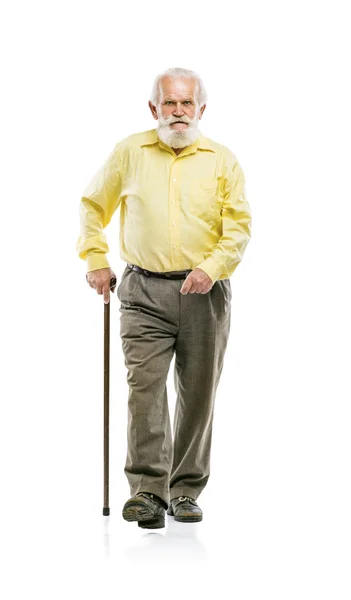 Бородатый мужчина ходит с тростью — стоковое фото