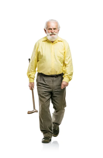 Starý muž kráčí s holí — Stock fotografie