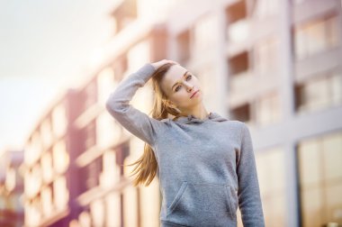 Kadın atlet Koşudan önce germe