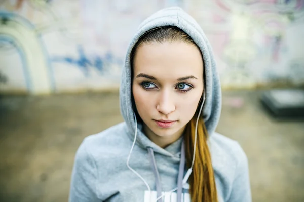 Menina adolescente ouvindo música — Fotografia de Stock