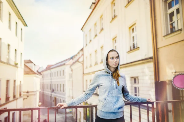 Ragazza con le cuffie in città — Foto Stock