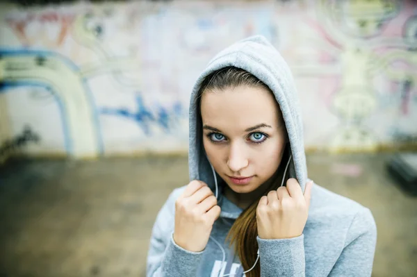 Teenage girl listening to music — Stock Photo, Image