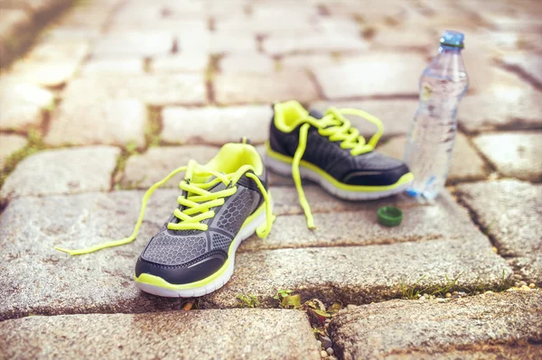 Zapatos para correr y botella de agua — Foto de Stock