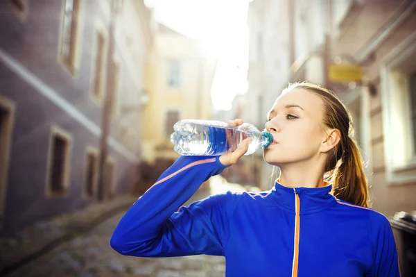Runner drinking water during the run — Stock Photo, Image