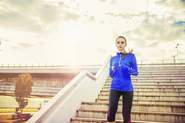 Coureur descendant les escaliers — Photo