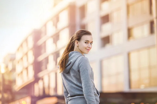 Femme coureuse dans la rue — Photo