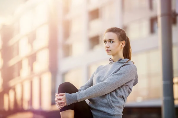 Female runner is stretching before the run — Stock Photo, Image