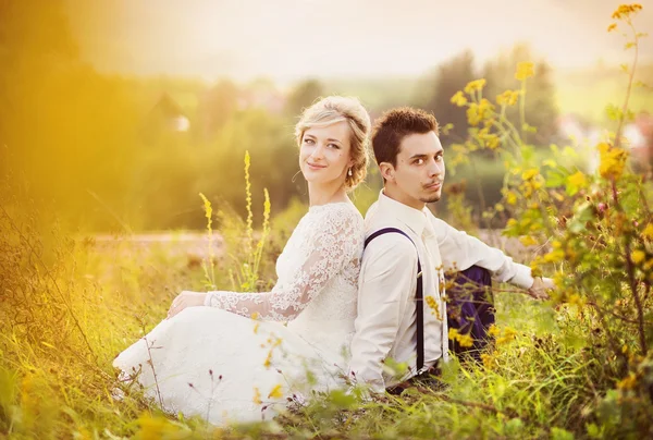 Casamento casal desfrutando de momentos românticos — Fotografia de Stock