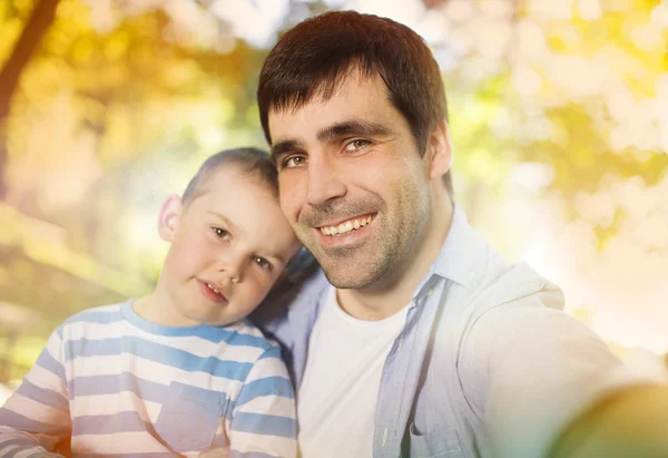 Vader en zoon samen tijd doorbrengen — Stockfoto