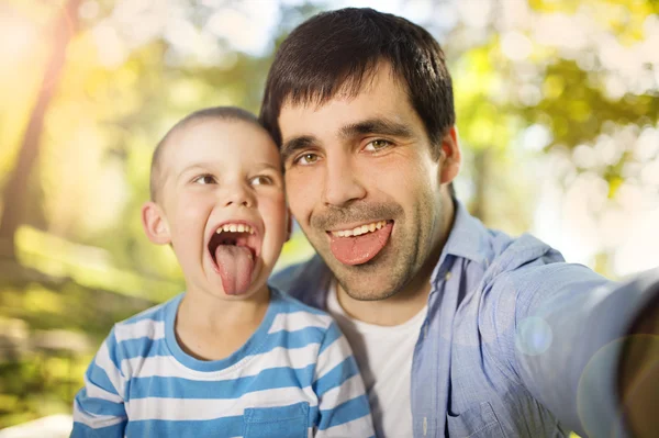 Pai e filho fazendo caretas — Fotografia de Stock