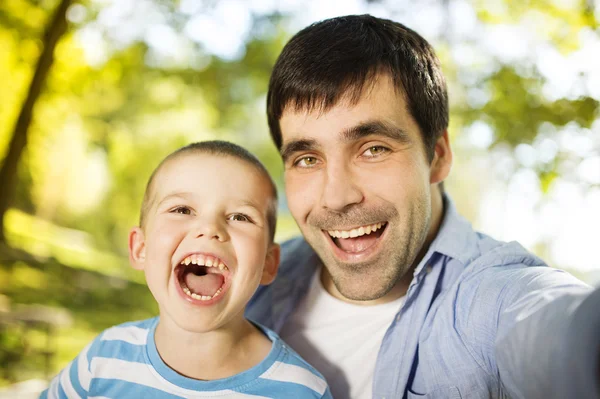 Padre e hijo tomando selfies — Foto de Stock