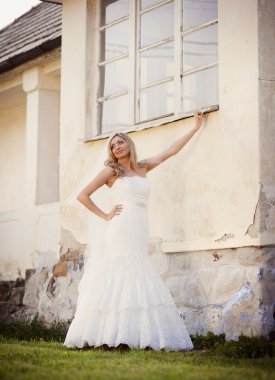 Gelin peçe tarafından eski ev poz ile