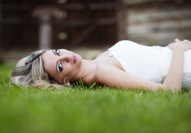 Gelin çim üzerinde yalan