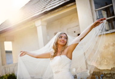 Gelin peçe tarafından eski ev poz ile