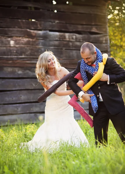 Noiva e noivo com almofadas de amor — Fotografia de Stock